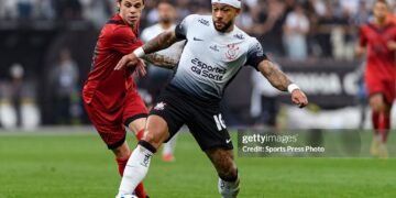 Memphis Depay of Corinthians (R) is chased by Chrystian Barletta of Sport Recife (L) during the Brasileirao 2025 match between Corinthians and Sport Recife (Photo by Riquelve Nata/Sports Press Photo/Getty Images)
