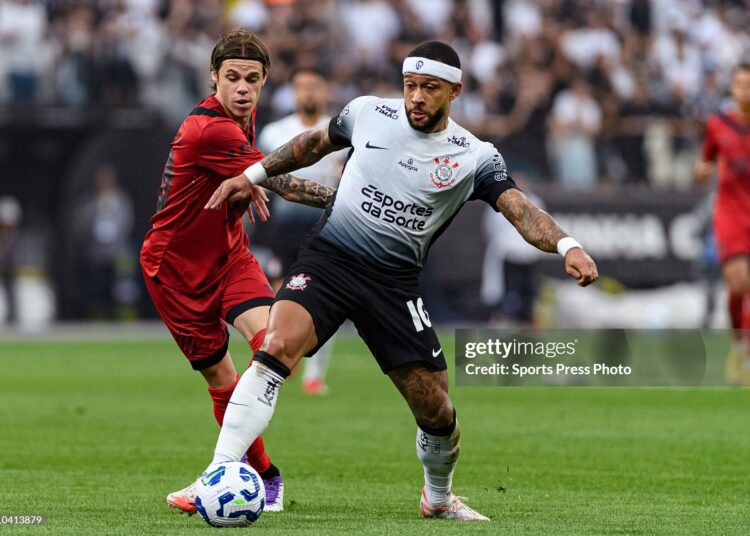 Memphis Depay of Corinthians (R) is chased by Chrystian Barletta of Sport Recife (L) during the Brasileirao 2025 match between Corinthians and Sport Recife (Photo by Riquelve Nata/Sports Press Photo/Getty Images)