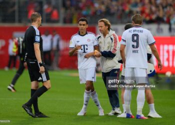 Jamal Musiala of FC Bayern München leaves the pitch after medical treatment during the preseason friendly match between 1. FC Heidenheim and FC Bayern München (Photo by Christian Kaspar-Bartke/Getty Images)