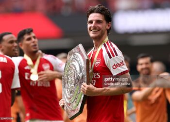 Declan Rice of Arsenal holds the FA Community Shield trophy after his team’s victory in the 2026 FA Community Shield match between Arsenal and Manchester City (Photo by Carl Recine/Getty Images)