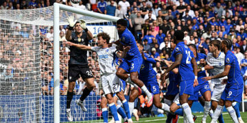 Emiliano Martinez of Chelsea attempts to make a save under pressure from Mats Wieffer of Brighton & Hove Albion during the Premier League 2026/27 match between Chelsea FC and Brighton & Hove Albion at Stamford Bridge on August 30, 2026 in London, England. (Photo by Mike Hewitt/Getty Images)
