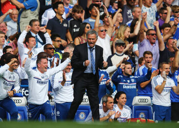 Chelsea manager Jose Mourinho celebrates Frank Lampard's goal during the Barclays Premier League match between Chelsea and Hull City at Stamford Bridge on August 18, 2013 in London, England. (Photo by Clive Mason/Getty Images)