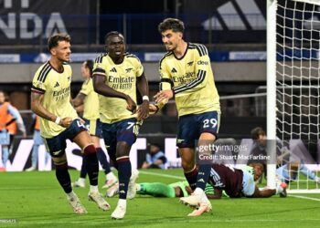 Bukayo Saka of Arsenal celebrates scoring his team’s first goal with teammates Ben White and Kai Havertz during the Premier League 2026/27 match between Aston Villa FC and Arsenal FC (Photo by Stuart MacFarlane/Arsenal FC via Getty Images)