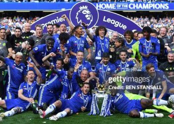 Chelsea's players gather on the pitch with the English Premier League trophy, as they celebrate their league title win at the end of the Premier League football match between Chelsea and Sunderland at Stamford Bridge in London on May 21, 2017. Chelsea's extended victory parade reached a climax with the trophy presentation on May 21, 2017 after being crowned Premier League champions with two games to go. (Photo by Ben STANSALL / AFP via Getty Images) / RESTRICTED TO EDITORIAL USE. No use with unauthorized audio, video, data, fixture lists, club/league logos or 'live' services. Online in-match use limited to 75 images, no video emulation. No use in betting, games or single club/league/player publications. /