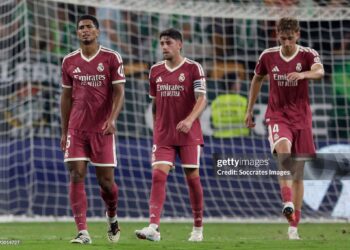 (L-R) Jude Bellingham of Real Madrid, Federico Valverde of Real Madrid, Dean Huijsen of Real Madrid disappointed  during the LaLiga EA Sports  match between Real Betis v Real Madrid (Photo by Eric Verhoeven/Soccrates/Getty Images)
