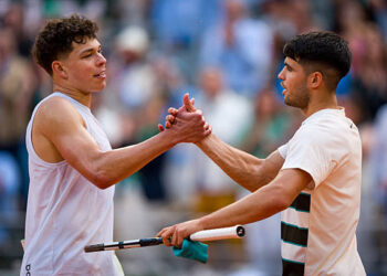 PARIS, FRANCE - JUNE 01: Carlos Alcaraz (R) of Spain comes to the net to greet Ben Shelton of United States after victory during the Men's Singles Fourth Round match on Day Eight of the 2025 French Open at Roland Garros on June 01, 2025 in Paris, France. (Photo by Andy Cheung/Getty Images)