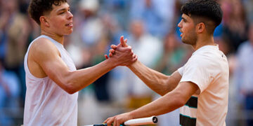PARIS, FRANCE - JUNE 01: Carlos Alcaraz (R) of Spain comes to the net to greet Ben Shelton of United States after victory during the Men's Singles Fourth Round match on Day Eight of the 2025 French Open at Roland Garros on June 01, 2025 in Paris, France. (Photo by Andy Cheung/Getty Images)
