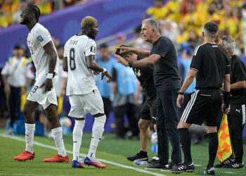 Ghana's Portuguese head coach Carlos Queiroz speaks with Ghana's midfielder #08 Kwasi Sibo during the 2026 World Cup round of 32 football match between Colombia and Ghana at the Kansas City Stadium in Kansas City on July 3, 2026.  (Photo by JUAN MABROMATA / AFP via Getty Images)