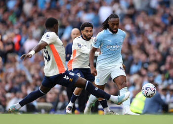 MANCHESTER, ENGLAND - SEPTEMBER 05: Antoine Semenyo of Manchester City passes the ball under pressure from Jay Dasilva and Ephron Mason-Clark of Coventry City during the Premier League 2026/27 match between Manchester City and Coventry City at Etihad Stadium on September 05, 2026 in Manchester, England. (Photo by Carl Recine/Getty Images)