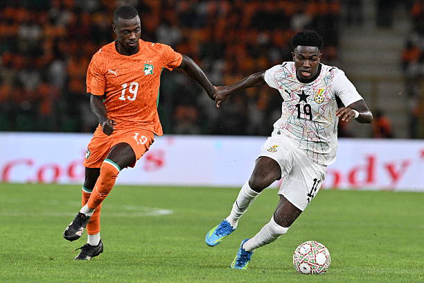 Ivory Coast's forward #19 Nicolas Pépé (L) fights for the ball with Ghana's forward #19 Ernest Nuamah during the Africa Cup of Nations 2027 qualifying football match between Ivory Coast and Ghana at the Stade de Bouake on September 24, 2026. (Photo by Issouf SANOGO / AFP via Getty Images)