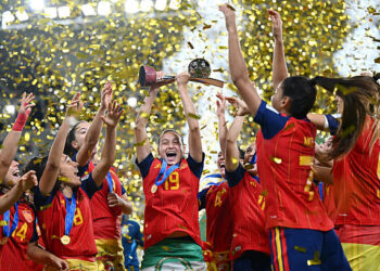 LODZ, POLAND - SEPTEMBER 27: Alba Cerrato of Spain celebrates with the FIFA U20 Women's World Cup trophy after the team's victory in the FIFA U20 Womens World Cup Final between Spain and DPR Korea at Stadion Miejski LKS Lodz on September 27, 2026 in Lodz, Poland. (Photo by Mateusz Slodkowski - FIFA/FIFA via Getty Images)