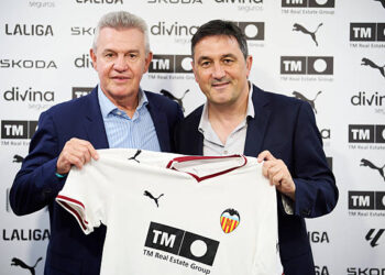 VALENCIA, SPAIN - SEPTEMBER 28: Javier Aguirre and Braulio Vazquez, Sporting Director of Valencia CF, pose with a Valencia CF shirt during his official presentation as new head coach of Valencia CF at Estadio Mestalla on September 28, 2026 in Valencia, Spain. (Photo by Manuel Queimadelos/Quality Sport Images/Getty Images)