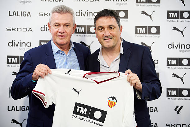 VALENCIA, SPAIN - SEPTEMBER 28: Javier Aguirre and Braulio Vazquez, Sporting Director of Valencia CF, pose with a Valencia CF shirt during his official presentation as new head coach of Valencia CF at Estadio Mestalla on September 28, 2026 in Valencia, Spain. (Photo by Manuel Queimadelos/Quality Sport Images/Getty Images)