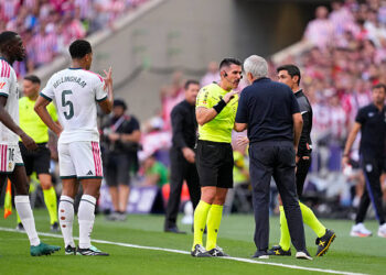 Referee Miguel Ángel Ortiz Arias and Jose Mourinho head coach of Real Madrid talk during the LaLiga EA Sports 2026/27 match between Atletico de Madrid and Real Madrid at Riyadh Air Metropolitano on September 20, 2026 in Madrid, Spain. (Photo by Jose Breton/Pics Action/NurPhoto via Getty Images)