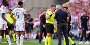 Referee Miguel Ángel Ortiz Arias and Jose Mourinho head coach of Real Madrid talk during the LaLiga EA Sports 2026/27 match between Atletico de Madrid and Real Madrid at Riyadh Air Metropolitano on September 20, 2026 in Madrid, Spain. (Photo by Jose Breton/Pics Action/NurPhoto via Getty Images)