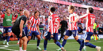 Jonathan David of Atletico Madrid celebrates scoring his team’s second goal with teammates during the LaLiga EA Sports 2026/27 match between Atletico de Madrid and Real Madrid at Riyadh Air Metropolitano on September 20, 2026 in Madrid, Spain. (Photo by Florencia Tan Jun/Getty Images)
