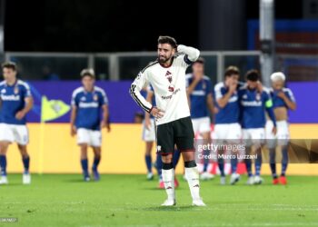 Bruno Fernandes of Manchester United reacts after Nico Paz of Como 1907 scores his team’s third goal during the UEFA Champions League 2026/27 League Phase MD3 match between Como 1907 and Manchester United (Photo by Marco Luzzani/Getty Images)