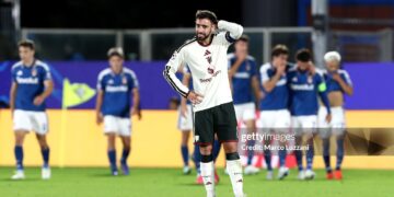 Bruno Fernandes of Manchester United reacts after Nico Paz of Como 1907 scores his team’s third goal during the UEFA Champions League 2026/27 League Phase MD3 match between Como 1907 and Manchester United (Photo by Marco Luzzani/Getty Images)