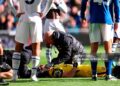Emiliano Martinez of Chelsea receives treatment during the Premier League 2026/27 match between Everton and Chelsea FC (Photo by Robbie Jay Barratt - AMA/Getty Images)