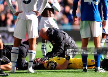 Emiliano Martinez of Chelsea receives treatment during the Premier League 2026/27 match between Everton and Chelsea FC (Photo by Robbie Jay Barratt - AMA/Getty Images)