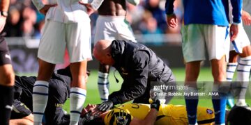 Emiliano Martinez of Chelsea receives treatment during the Premier League 2026/27 match between Everton and Chelsea FC (Photo by Robbie Jay Barratt - AMA/Getty Images)