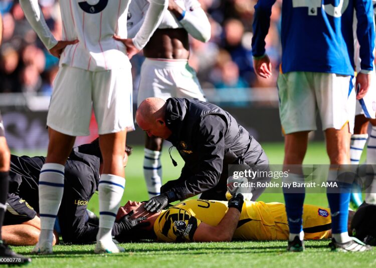 Emiliano Martinez of Chelsea receives treatment during the Premier League 2026/27 match between Everton and Chelsea FC (Photo by Robbie Jay Barratt - AMA/Getty Images)