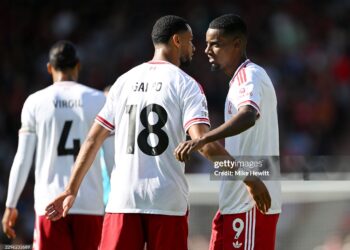 Alexander Isak of Liverpool celebrates scoring his team’s first goal with teammate Cody Gakpo during the Premier League 2026/27 match between AFC Bournemouth and Liverpool FC (Photo by Mike Hewitt/Getty Images)