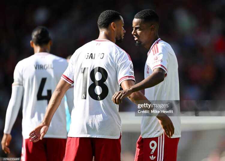 Alexander Isak of Liverpool celebrates scoring his team’s first goal with teammate Cody Gakpo during the Premier League 2026/27 match between AFC Bournemouth and Liverpool FC (Photo by Mike Hewitt/Getty Images)