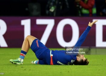 Khvicha Kvaratskhelia #7 of Paris Saint-Germain reacts after his injury during the UEFA Champions League 2026/27 League Phase MD3 match between Paris Saint-Germain and FC Barcelona (Photo by Xavier Laine/Getty Images)