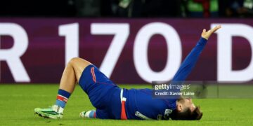 Khvicha Kvaratskhelia #7 of Paris Saint-Germain reacts after his injury during the UEFA Champions League 2026/27 League Phase MD3 match between Paris Saint-Germain and FC Barcelona (Photo by Xavier Laine/Getty Images)