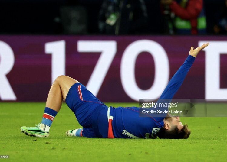 Khvicha Kvaratskhelia #7 of Paris Saint-Germain reacts after his injury during the UEFA Champions League 2026/27 League Phase MD3 match between Paris Saint-Germain and FC Barcelona (Photo by Xavier Laine/Getty Images)
