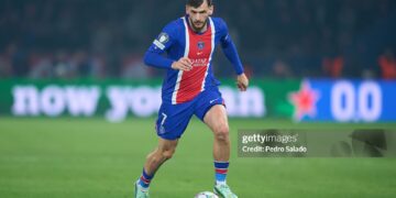 Khvicha Kvaratskhelia of Paris Saint-Germain with the ball during the UEFA Champions League 2026/27 League Phase MD3 match between Paris Saint-Germain and FC Barcelona (Photo by Pedro Salado/Getty Images)
