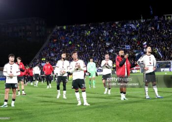 Manchester United players acknowledge the fans after he UEFA Champions League 2026/27 League Phase MD3 match between Como 1907 and Manchester United (Photo by Marco Luzzani/Getty Images)