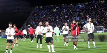 Manchester United players acknowledge the fans after he UEFA Champions League 2026/27 League Phase MD3 match between Como 1907 and Manchester United (Photo by Marco Luzzani/Getty Images)