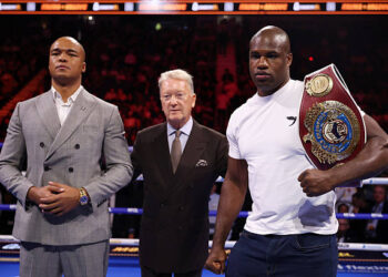 LONDON, ENGLAND - AUGUST 29: Fabio Wardley (L) and Daniel Dubois (R) pose for a photo with Frank Warren, Founder of Queensbury Promotions (C), after announcing a rematch of their heavyweight bout, scheduled for October 17th 2026, during the Moses Itauma and Filip Hrgovic: Natural Born Thriller fight night at The O2 Arena on August 29, 2026 in London, England. (Photo by Richard Pelham/Getty Images)