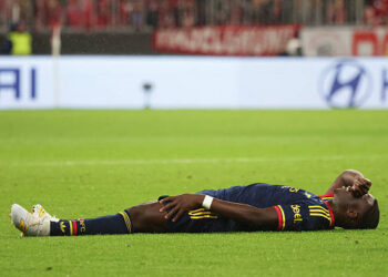 Arsenal's English midfielder #07 Bukayo Saka reacts after sustaining an injury during the UEFA Champions League football match between FC Bayern Munich and Arsenal FC in Munich, southern Germany on October 21, 2026. (Photo by Karl-Josef HILDENBRAND / AFP via Getty Images)
