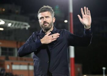 COMO, ITALY - OCTOBER 21: Michael Carrick, Manager of Manchester United, reacts towards the fans after the team's defeat in the UEFA Champions League 2026/27 League Phase MD3 match between Como 1907 and Manchester United at Giuseppe Sinigaglia Stadium on October 21, 2026 in Como, Italy. (Photo by Marco Luzzani/Getty Images)