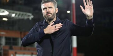 COMO, ITALY - OCTOBER 21: Michael Carrick, Manager of Manchester United, reacts towards the fans after the team's defeat in the UEFA Champions League 2026/27 League Phase MD3 match between Como 1907 and Manchester United at Giuseppe Sinigaglia Stadium on October 21, 2026 in Como, Italy. (Photo by Marco Luzzani/Getty Images)