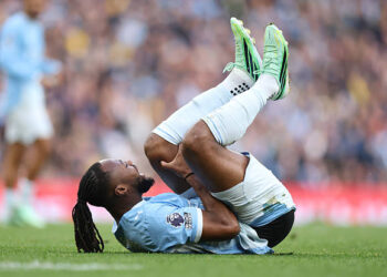 Antoine Semenyo of Manchester City holds his leg after picking up an injury during the Premier League 2026/27 match between Manchester City and Ipswich Town at Etihad Stadium on October 17, 2026 in Manchester, England. (Photo by Michael Steele/Getty Images)